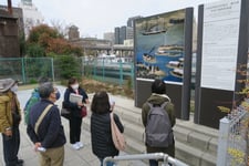 岩倉使節団の碑前でのガイド風景１