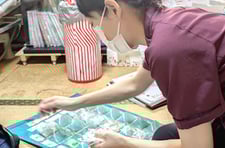 訪問先でのお薬セット風景