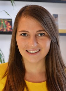 Portrait von Maria Rottensteiner, Physiotherapeutin und Osteopathin. Sie schaut frontal in die Kamera mit einem freundlichen Lächeln. Die Haare sind offen und glatt, schulterlang.