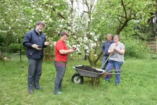 Foto: (A. Bücker) Die NABU-Gartengruppe im Einsatz