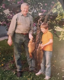 Johannes Höfner in seiner Kindheit mit seinem Großvater