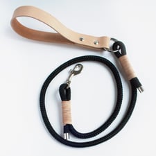 Schwarze Tau Leine mit Ledergriff beige