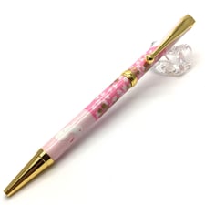 その美しい和柄と手漉きの手作り感は、和の精神を感じさせます。F-STYLEは、岐阜駅近くにある「THE GIFTS SHOP」でもお買い求めいただけます。 F-STYLEで手作りのボールペンを手に取り、美濃和紙の縁起物とともに、伝統工芸品の魅力をご体験ください。 私たちは岐阜駅のネット販売やオンラインショップを通じて、お客様に満足いただける一本をお届けすることを心から願っています。