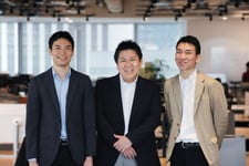 河瀬社長と経営陣。「つながるモノづくりで感動体験を未来に組み込む。」をミッションに掲げる。