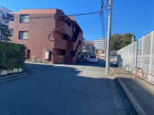 プールと駐車場