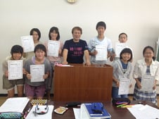 修了証を手にする全国各地から集まったAD生