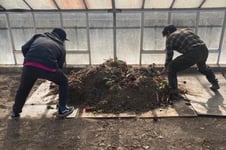 搾りかすを土などと混ぜて堆肥化する