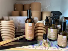 Und es duftet wieder nach Arven.  Entdecke unseren Raum- und Arven Handspray, für Deine persönliche Yoga Oase.