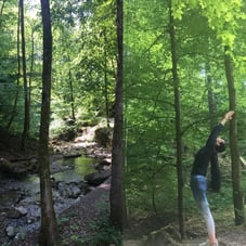 Yoga im Wald mit Aquila Camenzind