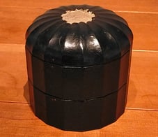 黒漆銀縞丸箱　松崎融