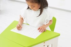 児童発達　療育　就学に向けたカリキュラム　運筆している風景