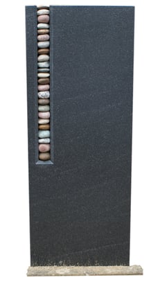 Moderne Stele aus Granit mit kleinen eingearbeiteten Steinen (gesehen bei Mencke Naturstein) Bild: © Butenhoff