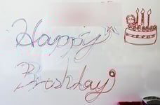 誕生日会のイラストをホワイトボードに描いた画像