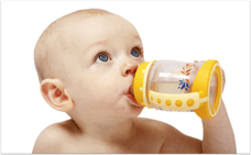 Was sagen Zahnärzte zur Nuckelflasche? (© Photoproductions - Fotolia.com)