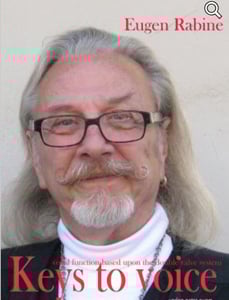 Vor einem schlichten Hintergrund steht Eugen Rabine, der Begründer der Rabine-Methode und Ideengeber des potenzialorientierten Stimmtrainings.