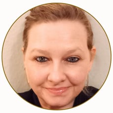 Klasse Feedback einer langjährigen Teilnehmerin in der Mitgliedschaft, die besonders Meikes einzigartigen Yoga-Playlisten schätzt.