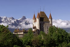 Schloss Thun vor Stockhornkette