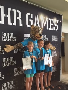 Liam bei der Siegerehrung des Rückenfinals