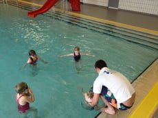 Talentis-Trainer Leif Sommer und eine Kleingruppe in der Übungsphase