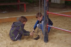 Beim Spielen im Sand...