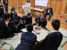 ものづくりの魅力発信講座　畳職人の談話・手縫いでの畳製作を見学