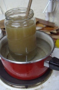 Préparation de la colle d'os pour le cuir bouilli