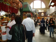 混雑している市場の風景。