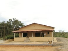 2005年に完成した作業小屋。この時はまだ水のタンクもなく、町から水を運んで来ていました。