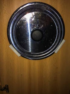 Deckel von Töpfen in der Küche des Wohnmobils befestigen