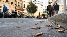 Les méfaits du tabac avec les mégots jetés.