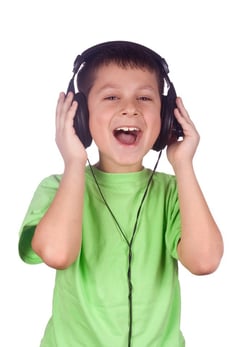 Junge mit Kopfhörern für AVWS-Training