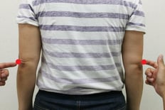 肘の位置を確認