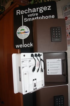 borne de recharge pour telephone portable en camping