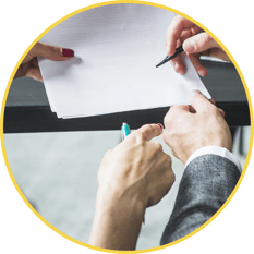 Arbeitgeber bespricht Arbeitsvertrag mit Mitarbeiter – rechtssichere Vertragsgestaltung im Arbeitsrecht