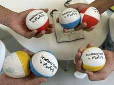 Schülerinnen jonglieren mit Jonglierbällen für Schulen von Jonglieren macht Schule