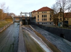 Die Floßrutsche (links) - Blick nach oben