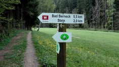 Wandern auf dem Westweg (weißes W auf rotem Grund)