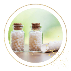 Klassische Homöopathie mit anerkanntem Abschluss ist das Haupttherapiengebiet von Claudia Höllriegl. Kleinste Dosen mit Globulin erzielen grosse Ergebnisse.