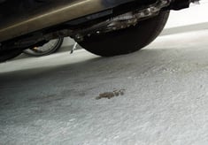 Ölfleck auf dem Abstellplatz