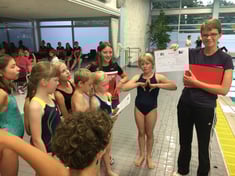 Nicole übergibt die Zeugnisse