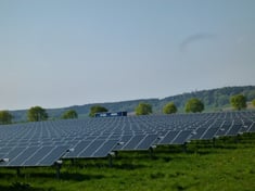 Solarpark Modulfeld Solaranlagen Angebot günstig Foto Solarstrom Simon