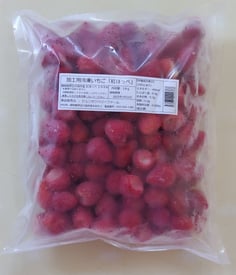 加工用冷凍いちご「紅ほっぺ」ヘタ取り済みの不揃い冷凍いちごが１kg入っています。
