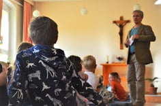 Jeden Morgen finden Andachten mit Gebet und Gesang statt