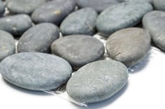 mosaico sassi di fiume neri