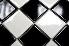 mosaico in ceramica colore bianco nero a scacchiera lucido