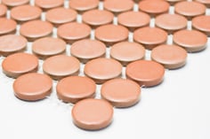 mosaico rotondo in ceramica colore terracotta opaco