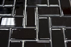 mosaico in ceramica colore nero forma lisca di pesce lucido