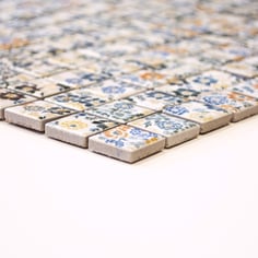 mosaico in ceramica a motivi floreali