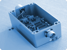 Teilgeöffnete Baugruppe mit sichtbarer, verkabelter Elektronikplatine