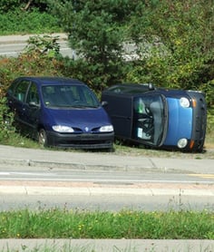 Gleicher Tatort, fast gleiches Bild: Gekippter Smart im Herbst 2012 (Bild: buebikernews)